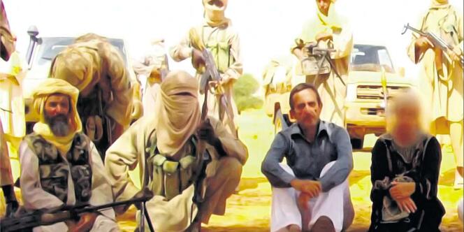 Capture d'écran d'une vidéo dans laquelle Abou Zeid (à gauche), le chef d'une katiba d'Al-Qaida au Maghreb islamique, apparaît le visage découvert.