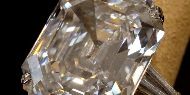 La bague la plus célèbre d'Elizabeth Taylor, un diamant de 33,19 carats, s'est envolée pour 8,8 millions de dollars, un record mondial par carat pour un diamant incolore.