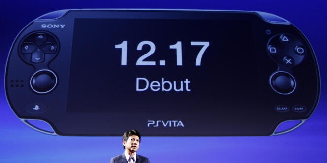 Hiroshi Kawano, président de Sony Computer Entertainment Japon, présente la PSP Vita, le 14 septembre à Tokyo.