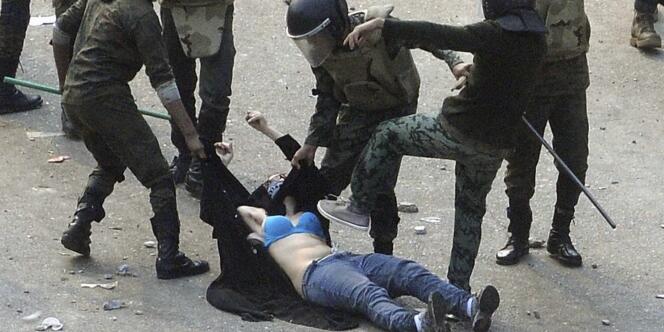 Une jeune femme arrêtée et frappée par l'armée égyptienne, samedi 17 décembre.