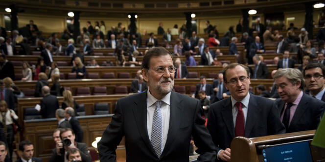 En 2011, l'Espagne aurait enregistré un déficit de l'ordre de 8 %, supérieur aux prévisions, selon le gouvernement de M. Rajoy, qui en a rejeté la responsabilité sur son prédécesseur socialiste.