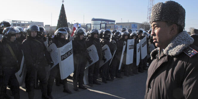 Les forces de police anti-émeutes se déploient dans le centre-ville d'Aktaou, dans le sud-ouest du Kazakhstan, dimanche 18 décembre.