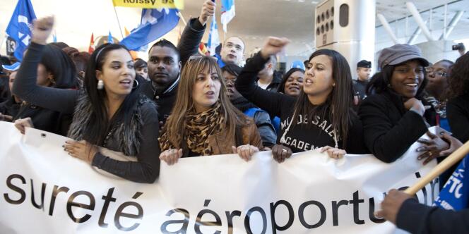 Manifestation d'une centaine d'agents de la sécurité aéroportuaire à Roissy-Charles-de-Gaulle, le 16 décembre.