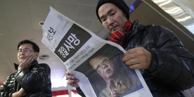 Un Sud-Coréen apprend par la presse la mort du dirigeant Kim Jong-il.