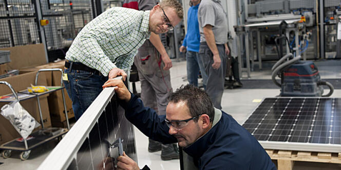 Ligne de production de panneaux photovoltaïques dans l'usine Bosch de Vénissieux (Rhône), le 16 décembre 2011.
