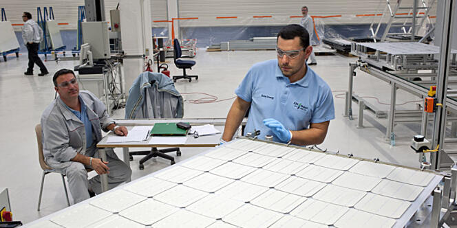 La production effective de panneaux photovoltaïques sur le site de Vénissieux (Rhône) ne commencera qu'en janvier 2012.