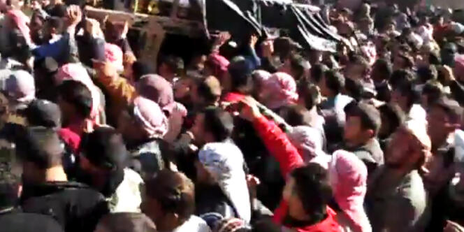 Cette image, issue d'une vidéo diffusée sur Sham News Network, montre des opposants portant le corps de Tamer Mmutlaq, à Homs, le 19 décembre.