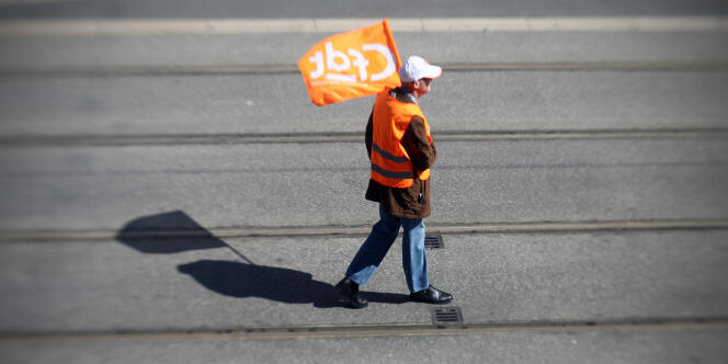 Un syndicaliste de la CFDT lors d'une manifestation à Nice, en mars 2013.