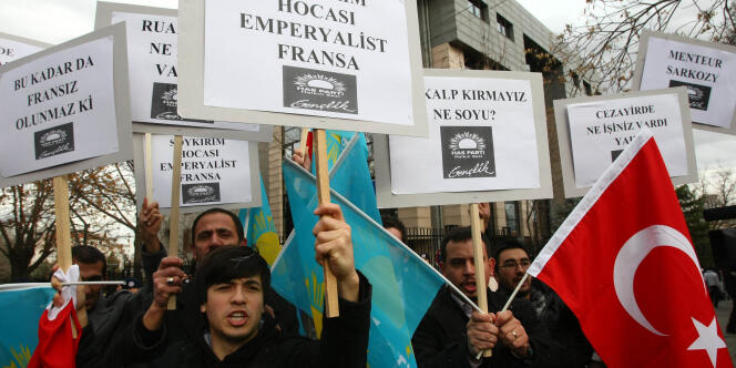 Le 21 décembre, des manifestants avaient protesté devant l'ambassade de France à Ankara en Turquie, contre la proposition de loi rendant illégal le déni du génocide arménien.  
