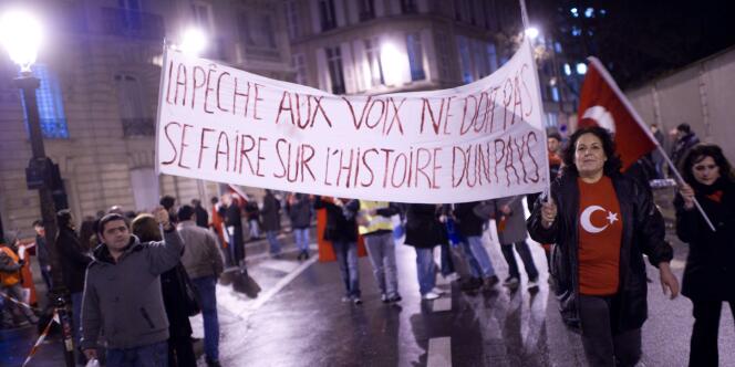 Manifestation à Paris d'opposants au texte de loi pénalisant la négation des génocides. 