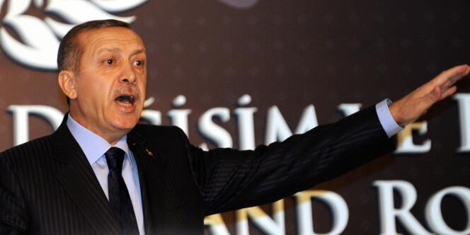 Le premier ministre Recep Tayyip Erdogan, vendredi 23 décembre, lors d'une conférence de presse à Istanbul.