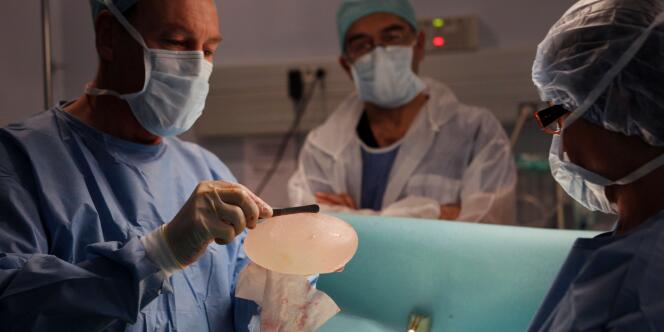 Un chirurgien retire une prothèse PIP lors d'une opération menée le 21 décembre.