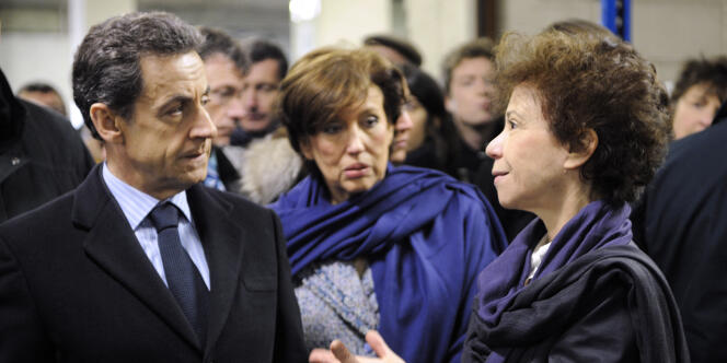 Nicolas Sarkozy et Véronique Colucci lors de la visite du chef de l'Etat aux Restos du coeur à Vitry-sur-Seine (Val-de-Marne), jeudi 22 décembre 2011.