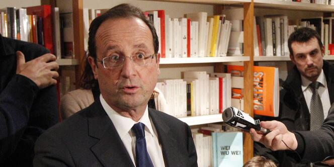 François Hollande dans une librairie parisienne le 22 décembre 2011.