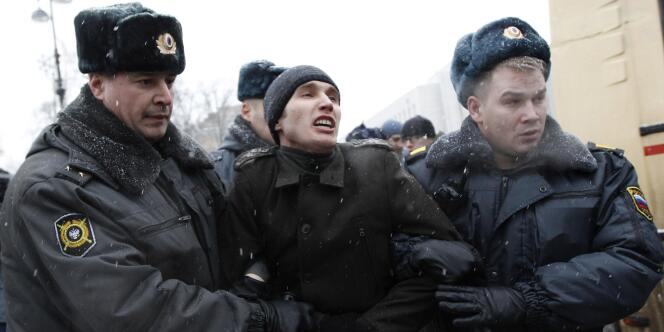 Arrestation d'un militant de la coalition d'opposition L'Autre Russie arrêté lors de la manifestation de Saint-Pétersbourg, le 24 décembre.