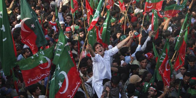Des manifestants du Pakistan Tehreek-e-Insaf (PTI), le parti d'Imran Khan, protestent contre le président Asif Ali Zardari et demandent la fin de la corruption, le 25 décembre 2011 à Karachi, la grande ville portuaire du sud du pays.