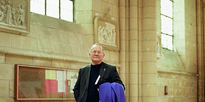 Xavier Givert, prêtre dans le diocèse de Soissons (Aisne), enchaîne trois messes par week-end, dans trois lieux différents.