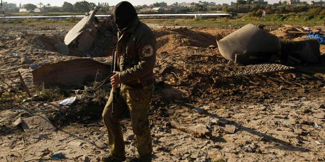 Un Palestinien jihadiste évalue les dégâts dans un camp d'entraînement après un raid aérien israélien à Gaza, le 29 décembre.