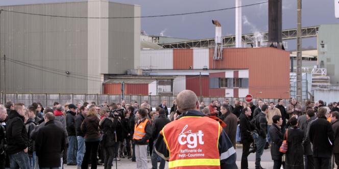 Des salariés de la raffinerie de Petroplus à Petit-Couronne le 2 janvier 2012.