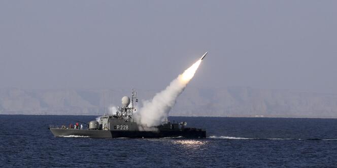 L'Iran a défié dimanche l'Occident en tirant un missile de moyenne portée en mer d'Oman, près du détroit d'Ormuz.