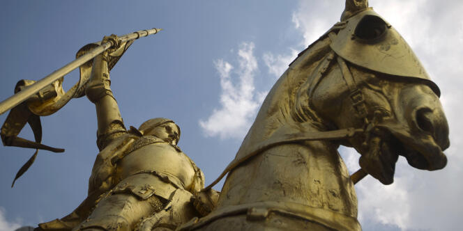 La statue de Jeanne d'Arc en armure, située place des Pyramides à Paris.