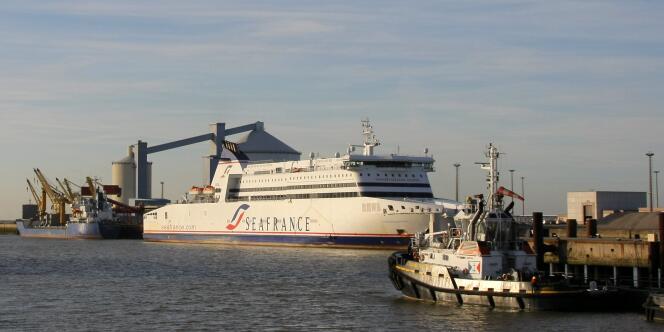 Un ferry SeaFrance, dans le port de Calais. 