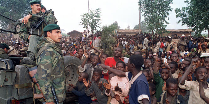Sur proposition de la France, le Conseil de sécurité autorise le 22 juin 1994 une intervention armée humanitaire au Rwanda pour protéger les civils.L'opération 