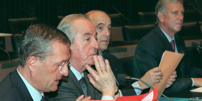 L'ancien premier ministre Edouard Balladur, entouré de trois de ses anciens ministres, François Léotard, Alain Juppé et Michel Roussin.