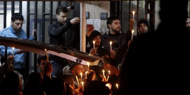 Des Syriens rendent hommage à Gilles Jacquier, à Homs, dans la nuit du 12 janvier 2012.