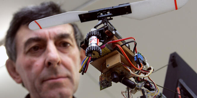 Nicolas Franceschini, responsable de l'équipe Biorobotique au laboratoire Mouvement et perception du CNRS de Marseille, présente un hélicoptère de 100 grammes, dont 