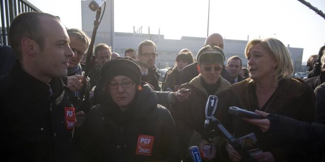 Des militants du Parti communiste tractaient déjà à l'usine PSA de Sochaux quand la candidate du Front national y est arrivée.