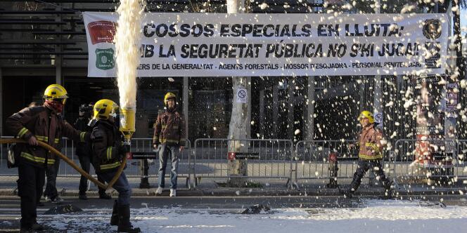 Manifestation de pompiers contre l'austérité en Catalogne, mercredi 18 janvier à Barcelone.