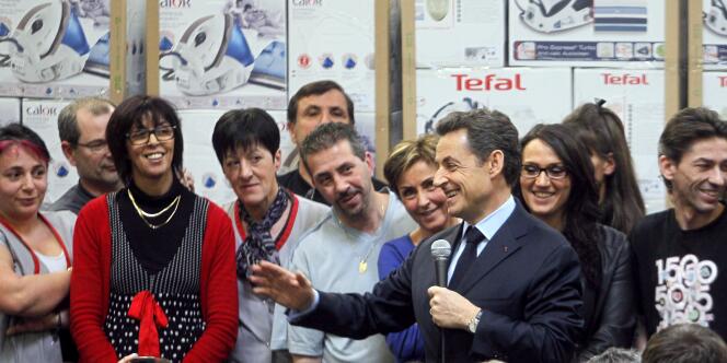Nicolas Sarkozy lors de sa visite d'une usine du groupe SEB, à Pont-Evèque (Isère), le 19 janvier.