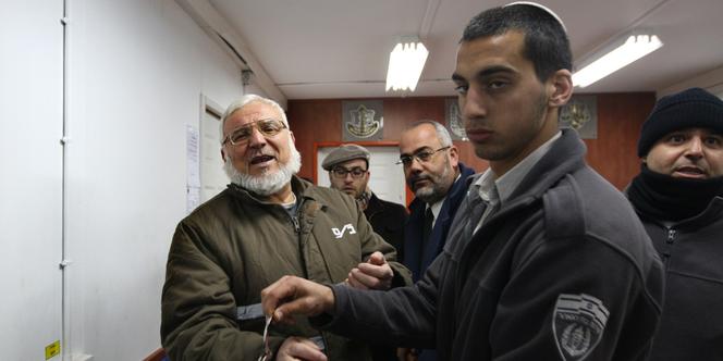 Aziz Dweik, président du Parlement palestinien à Gaza, arrive sous le contrôle de la police à Ramallah, dimanche 22 janvier.