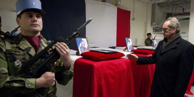 Gérard Longuet, le ministre de la défense, se recueille - le 21 janvier 2012 à Kaboul - sur l'un des quatre cercueils des soldats français tués sur leur base militaire en Afghanistan par un membre de l'armée afghane.