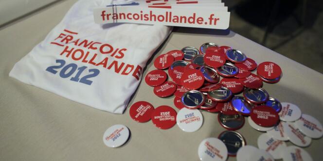 Badges, autocollants et t-shirts distribués lors du meeting de François Hollande au Bourget le 22 janvier