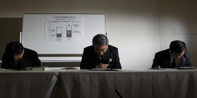 Le patron de Tepco, Toshio Nishizawa, lors d'une conférence de presse au cours de laquelle il annoncait une hausse de 17 % en moyenne des tarifs du courant pour les entreprises.