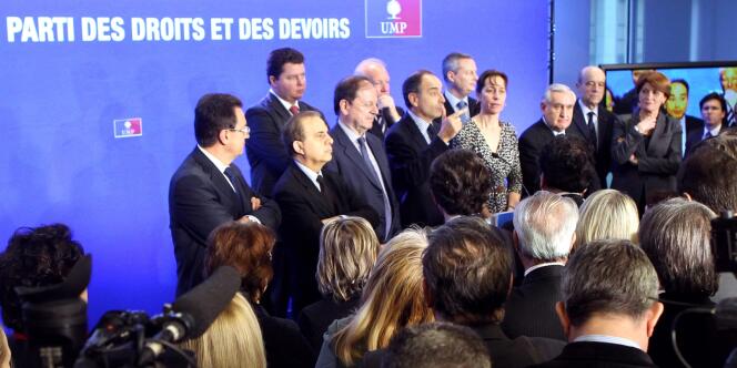 Plusieurs dirigeants de l'UMP réunis autour du secrétaire général du parti, Jean-François Copé, le 24 janvier 2012.