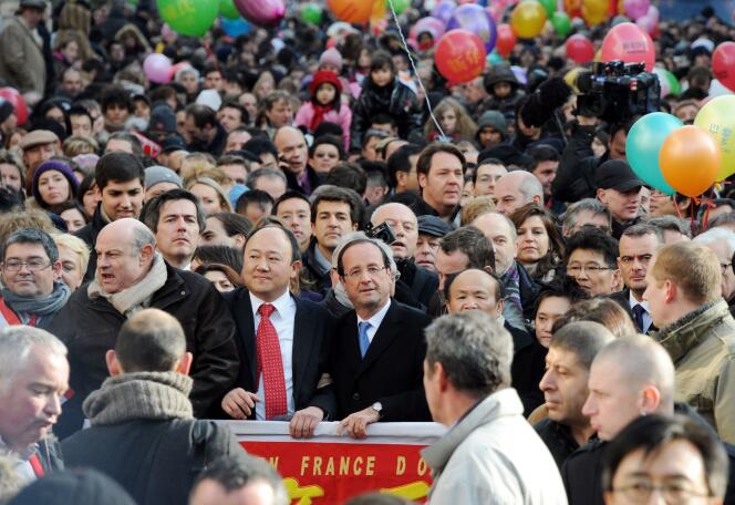 François Hollande à la tête du cortège célébrant le Nouvel An chinois, le 29 janvier 2012 à Paris.