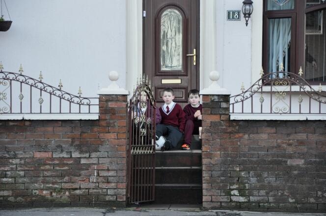 Des enfants en uniforme dans le quartier protestant de Shankill.