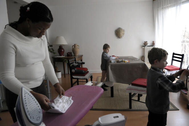 L'Ivoirienne Nicole Djohou garde depuis deux ans Aurélien et Adrien, deux jumeaux de 5 ans, à leur domicile dans le 16e arrondissement à Paris.