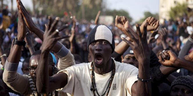 Des manifestants opposés au président sénégalais Abdoulaye Wade ont défilé mardi 31 janvier 2012 à Dakar.