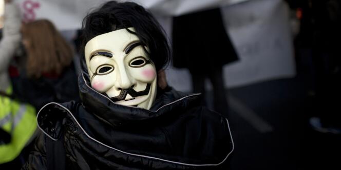 En France, le groupe Anonymous, qui s'oppose à toute régulation d'Internet, revendique le blocage de plusieurs sites officiels. Ici, le 10 décembre 2011 à Paris.