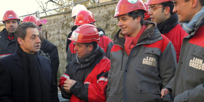 Nicolas Sarkozy et des ouvriers du bâtiment, à Mennecy, le 2 février.