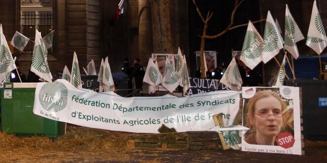 Les syndicats d'agriculteurs ont également brandi des affiches de Nathalie Kosciusko-Morizet, chaussée de lunettes rouges rappelant celles d'Eva Joly, candidate écologiste à la présidentielle.