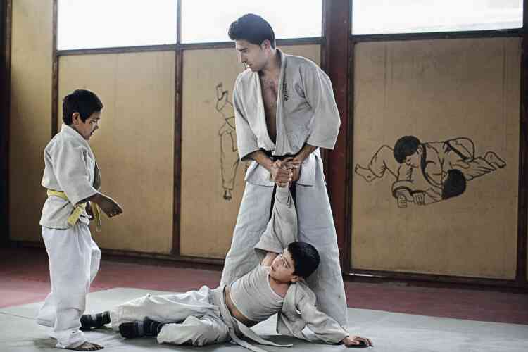 3. Mirwais, 21 ans, enseigne le judo à des enfants des rues. Photo: Lauren Lancaster/Cosmos