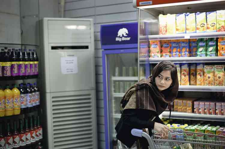 Roya, 21 ans, fait ses courses  dans un magasin de la capitale. Photo: Lauren Lancaster/Cosmos