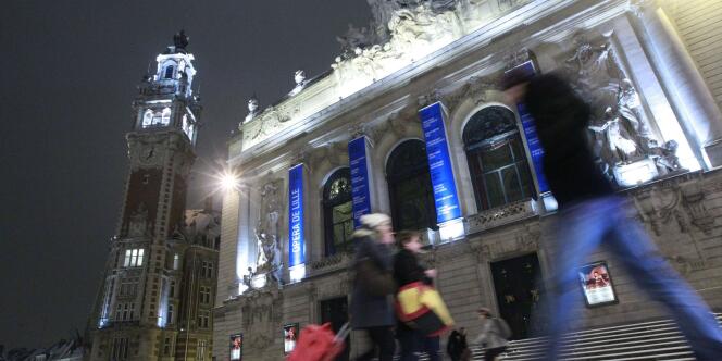 Des piétons devant l'opéra de Lille, le 3 février 2012.