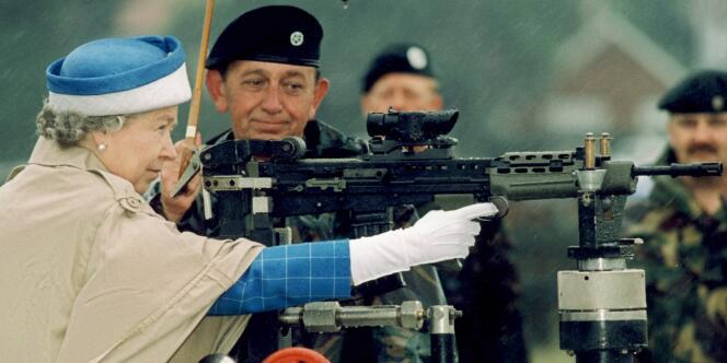La reine Elisabeth II s'essaye au tir, le 9 juillet 1993.