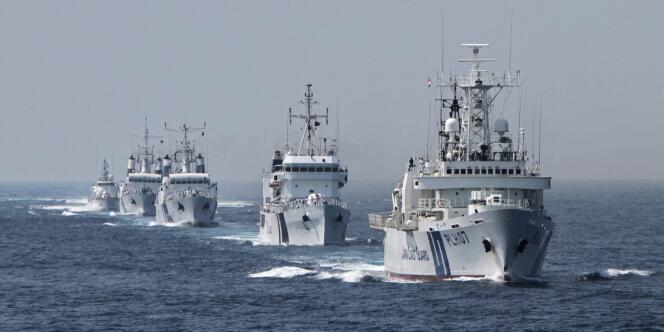 Exercice naval conjoint des garde-côtes indiens et japonais, au large de Chennai, dans la baie du Bengale, le 29 janvier 2012.